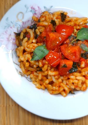 صورة لوصفة معكرونة بالطماطم🍅 والريحان
