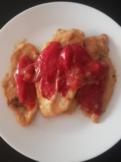 Una foto de Pechugas de pollo con pimientos