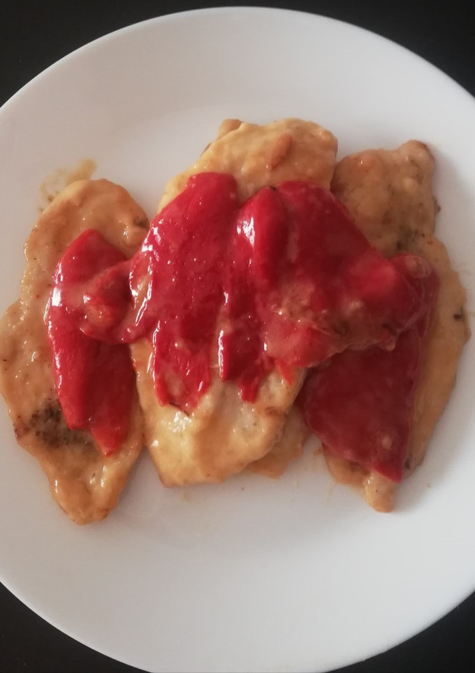 Una foto de Pechugas de pollo con pimientos