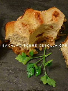 Una foto de 🍮Mousse de "Bacalao"sobre cebolla caramelizada