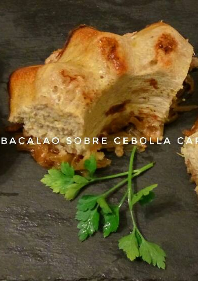 Una foto de 🍮Mousse de "Bacalao"sobre cebolla caramelizada