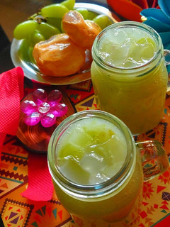 A picture of Ice apple grapes juice.