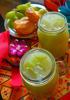 A picture of Ice apple grapes juice.