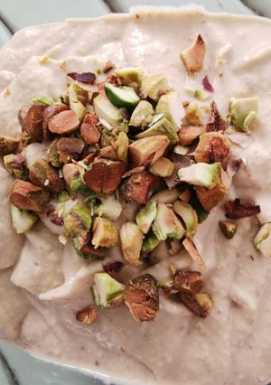 Una foto de Hummus con pistache