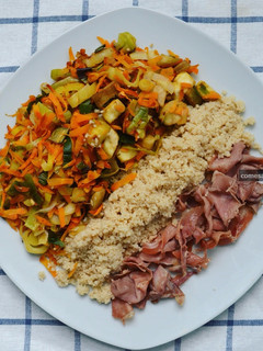 Una foto de Verduras con cuscús integral y jamón