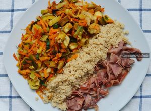 Una foto de Verduras con cuscús integral y jamón