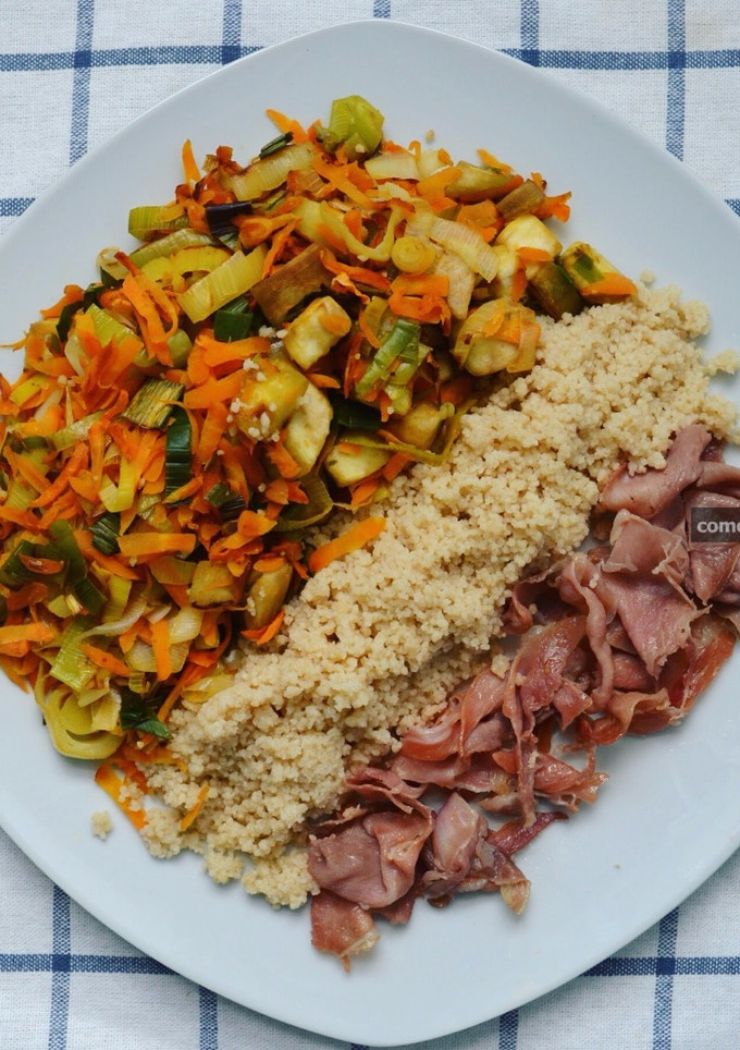 Una foto de Verduras con cuscús integral y jamón