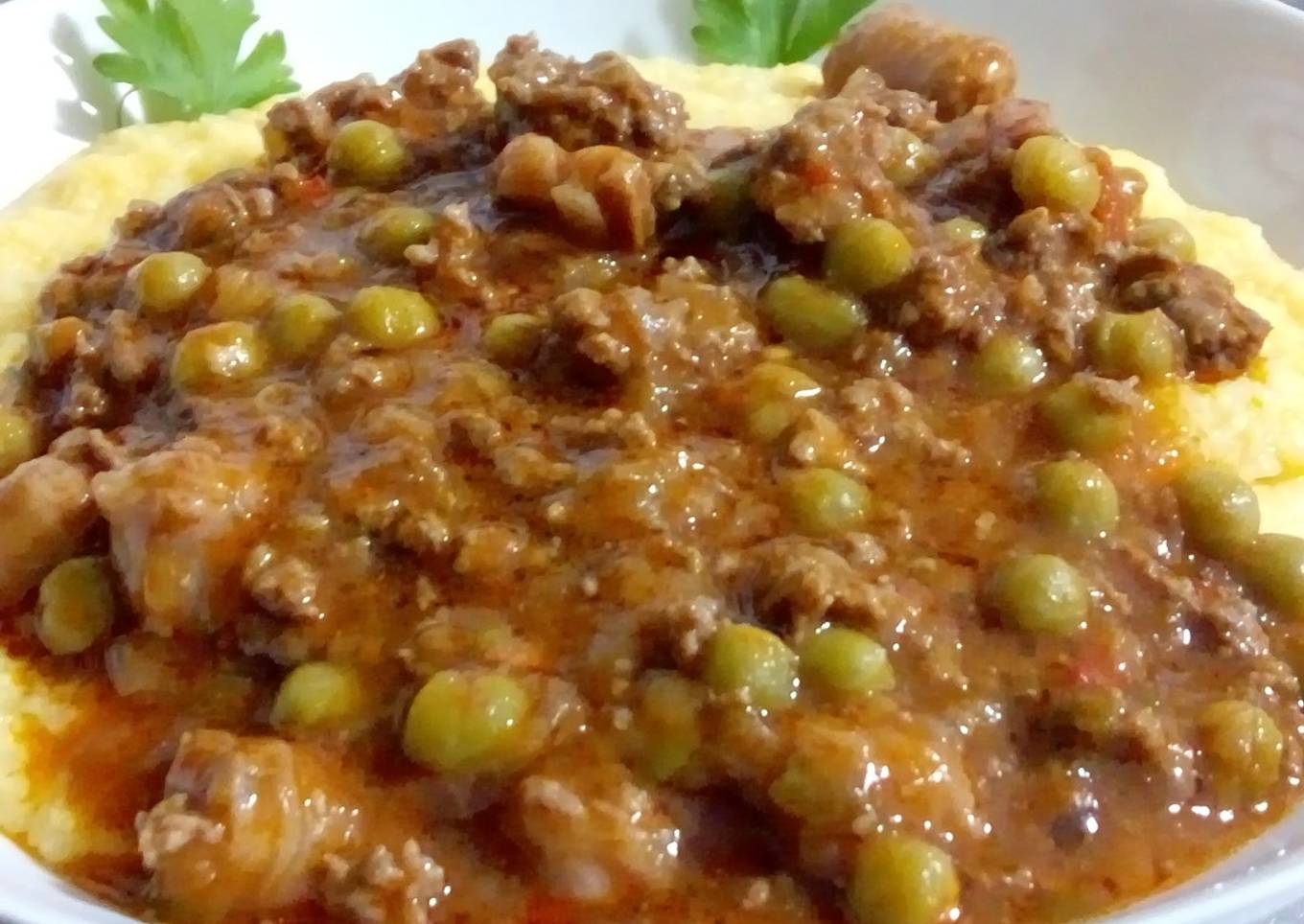 Polenta con salsa y carne picada