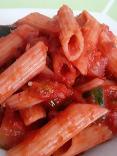 Una foto de Pasta con salsa de calabacín y tomate...🤔🍝🍅🥒🌰🍝