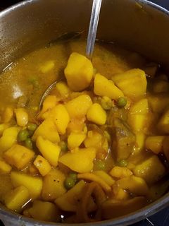 Una foto de Papas con chocos, alcachofas y guisantes