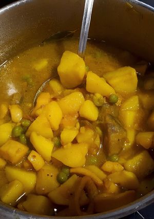 Una foto de Papas con chocos, alcachofas y guisantes