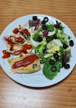 Una foto de 174. Tortilla Rellena de Pavo y Queso con Tomate Frito