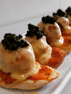 Una foto de Pincho de albóndiga al comino gratinada