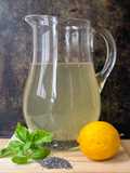 Agüita de albahaca y limón, con chía y sal del Mediterráneo en escamas 💧 🌱 🍋 🧂