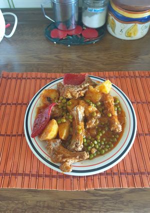 Una foto de Costilla guisada con fritada de tomate🍅
