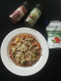 नो यीस्ट इंस्टेंट पिज़्ज़ा (No yeast pan pizza recipe in Hindi) रेसिपी मुख्य फोटो
