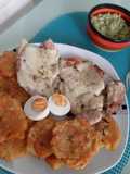 Pollo con queso gratinado patacón y ensalada de guacamole