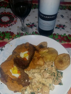 Una foto de Pan de carne relleno con guarnición