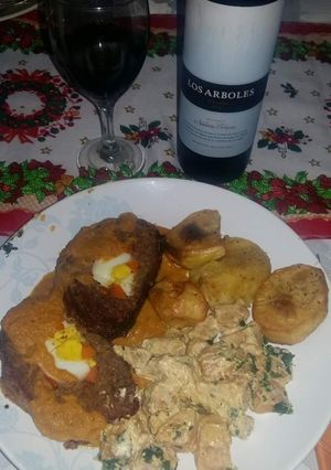 Una foto de Pan de carne relleno con guarnición