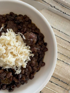 Una foto de Porotos tipo Feijoada a mi estilo