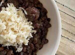 Una foto de Porotos tipo Feijoada a mi estilo