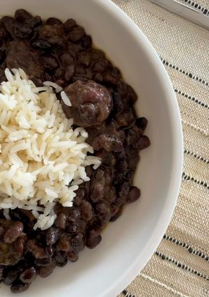 Una foto de Porotos tipo Feijoada a mi estilo