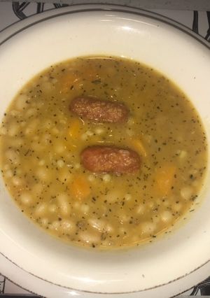 Una foto de Porotos con granizo y albahaca