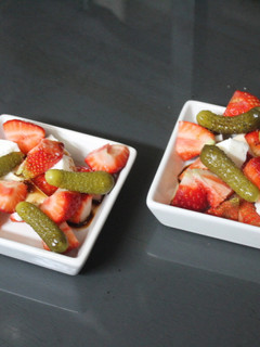 Una foto de Ensalada individual de queso y fresas