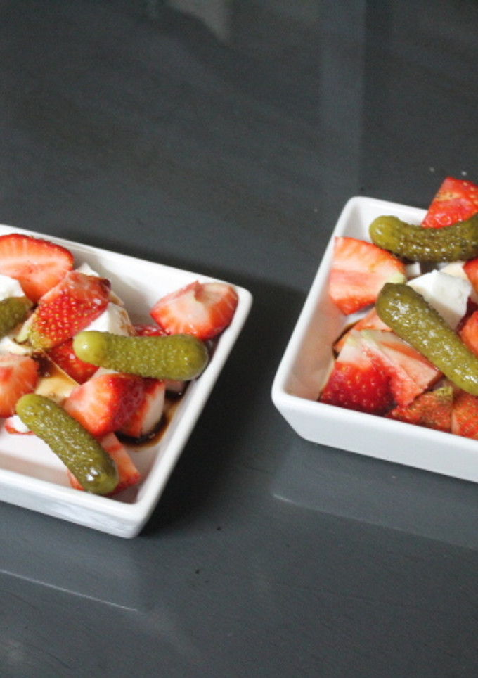 Una foto de Ensalada individual de queso y fresas