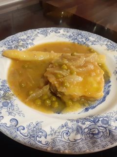 Una foto de Merluza en salsa con espárragos y guisantes 🐟