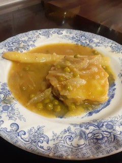 Una foto de Merluza en salsa con espárragos y guisantes 🐟