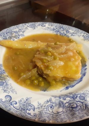 Foto principal de Merluza en salsa con espárragos y guisantes 🐟