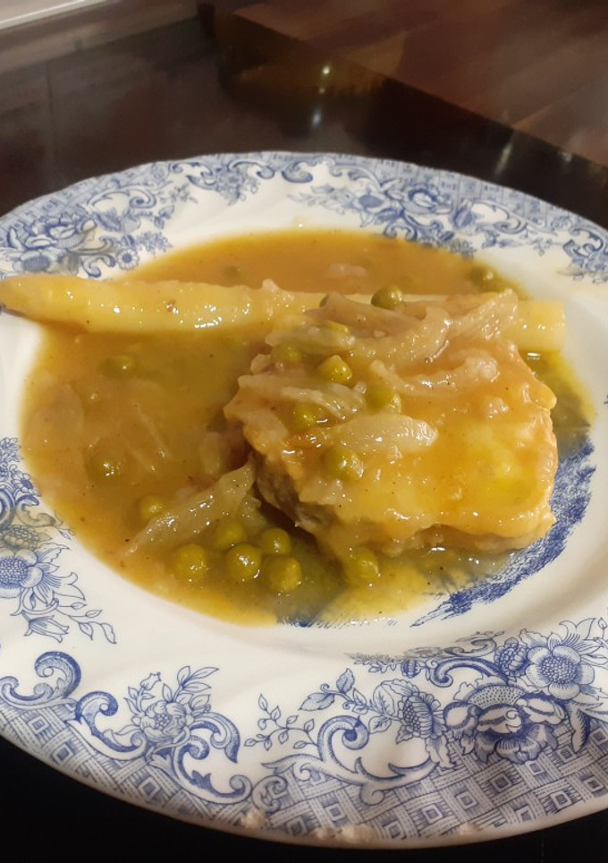 Una foto de Merluza en salsa con espárragos y guisantes 🐟