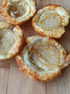 Une photo de Petites TATINS oignons, chèvre et miel