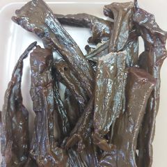 A picture of Beef liver jerky, in oven.