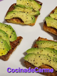 Una foto de Mini torrijas al horno con aguacate