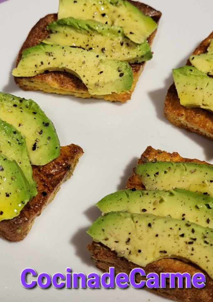 Una foto de Mini torrijas al horno con aguacate