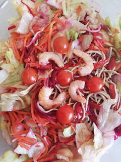 Una foto de Ensalada templada de langostinos y gulas