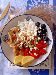 Una foto de 🇬🇷💙Greek Salad Bowl // Bol de ensalada griega
