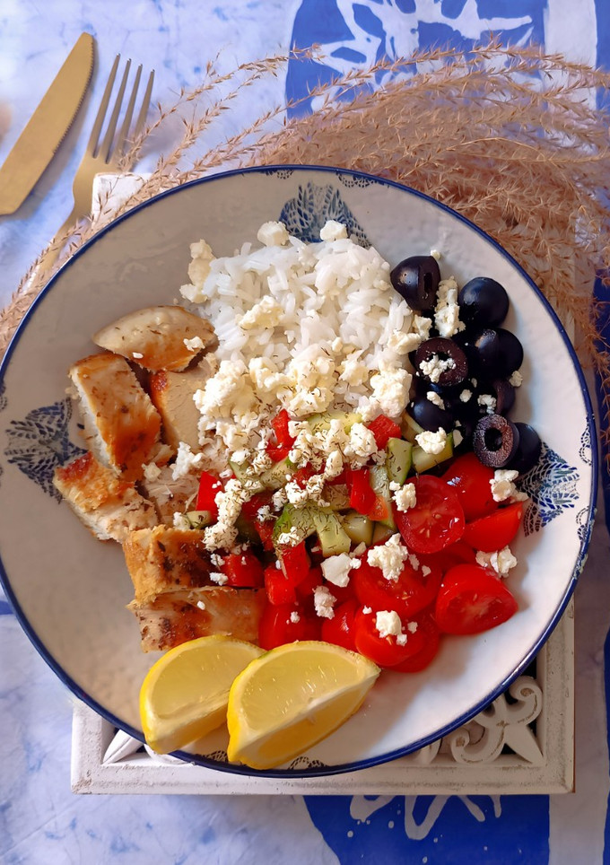 Una foto de 🇬🇷💙Greek Salad Bowl // Bol de ensalada griega