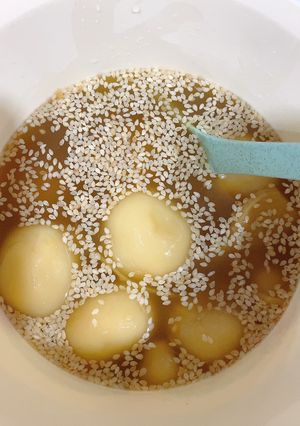 Hình của món Chè trôi nước đậu xanh hạt mè.
