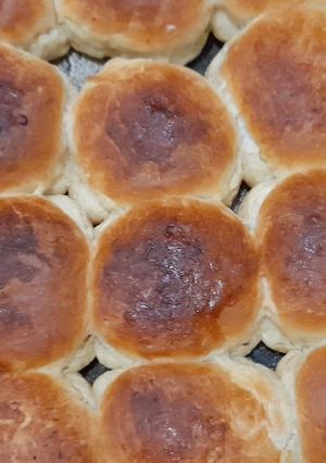 A picture of Buns for breakfast without milk.