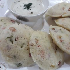 A picture of Peanuts masala idli with peanut chutney.