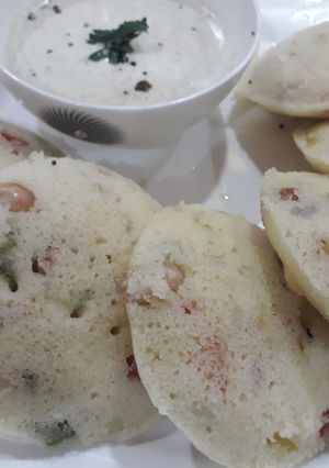 A picture of Peanuts masala idli with peanut chutney.