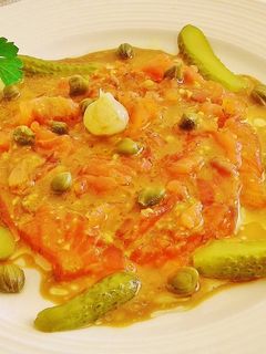 Una foto de Carpaccio de salmón marinado
