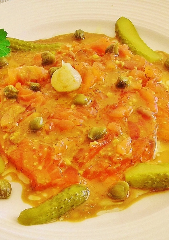 Una foto de Carpaccio de salmón marinado