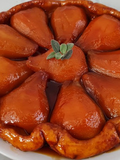 Una foto de Tarta tatin de peras con masa quebrada