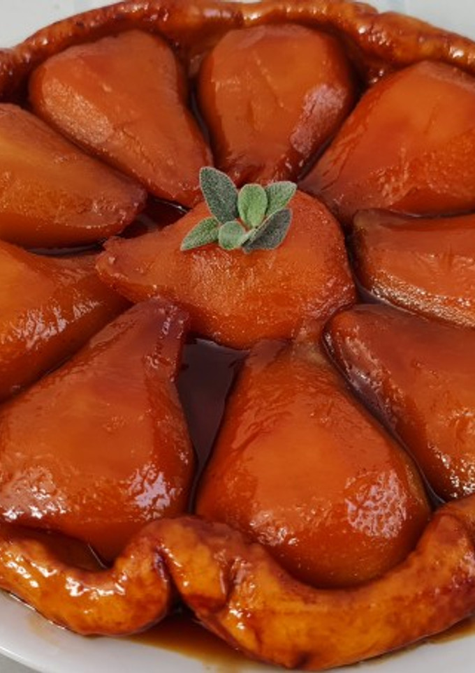 Una foto de Tarta tatin de peras con masa quebrada