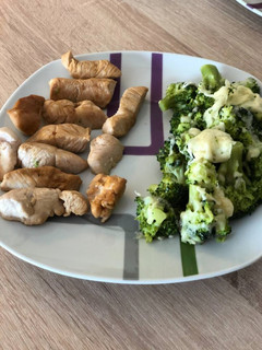 Una foto de Pechuga de pavo con soja y brócoli con queso fundido