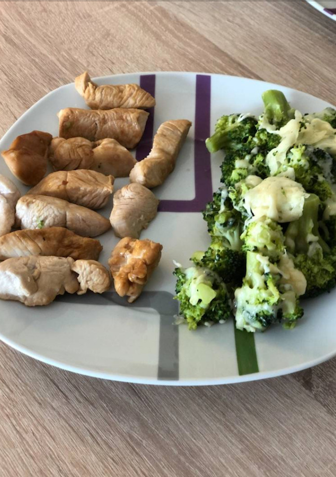 Una foto de Pechuga de pavo con soja y brócoli con queso fundido